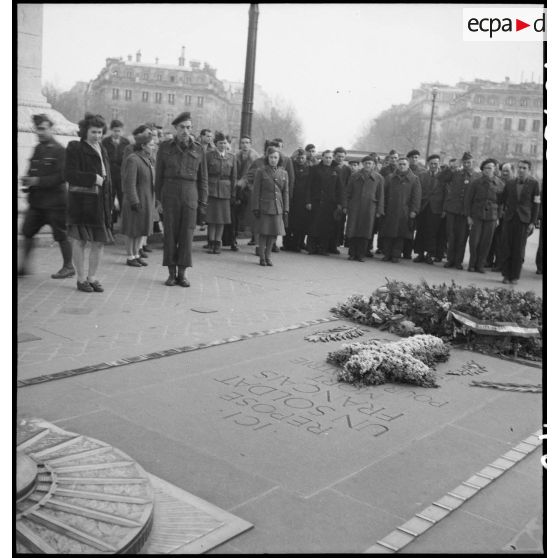 Cérémonie sur la Tombe du Soldat inconnu à l'Arc de Triomphe en présence de prisonniers de guerre français libérés de camps en Allemagne.