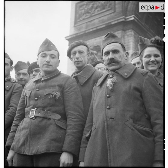 Prisonniers de guerre français libérés de camps en Allemagne présents à l'Arc de Triomphe pour une cérémonie sur la Tombe du Soldat inconnu.