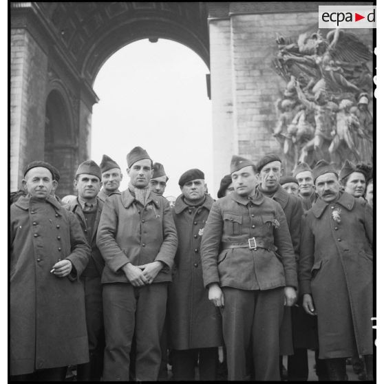 Prisonniers de guerre français libérés de camps en Allemagne présents à l'Arc de Triomphe pour une cérémonie sur la Tombe du Soldat inconnu.