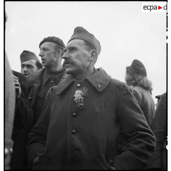 Prisonniers de guerre français libérés de camps en Allemagne présents à l'Arc de Triomphe pour une cérémonie sur la Tombe du Soldat inconnu.