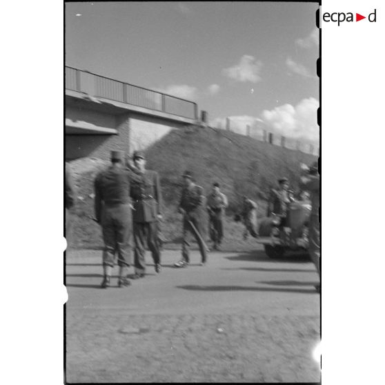 Le général de Gaulle et le général d'armée Jean de Lattre de Tassigny arrivent sur les lieux d'une prise d'armes à proximité de Karlsruhe.