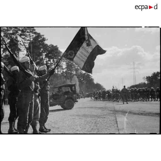 Dispositions préparatoires au défilé à l'issue de la cérémonie présidée par le général de Gaulle sur une autoroute près de Karlsruhe.