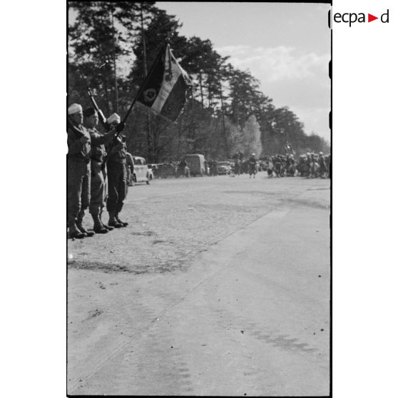 Dispositions préparatoires au défilé à l'issue de la cérémonie présidée par le général de Gaulle sur une autoroute près de Karlsruhe.