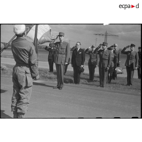 Les autorités civiles et militaires saluent  le drapeau du 4e RTM pendant l'exécution de la Marseillaise.