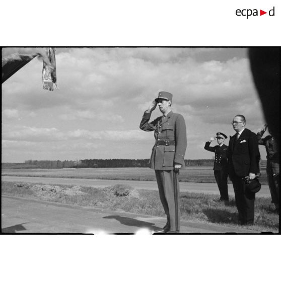 Le général de Gaulle salue le drapeau du 4e RTM pendant l'exécution de la Marseillaise.