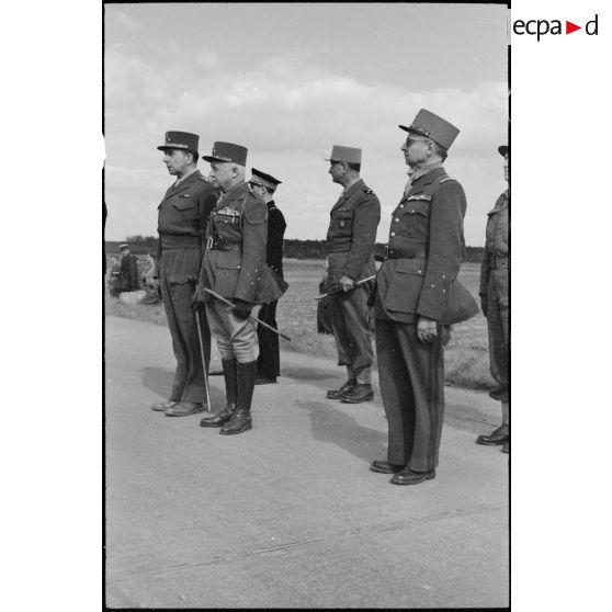 Les autorités militaires après l'exécution de la Marseillaise au cours de la prise d'armes près de Karlsruhe.