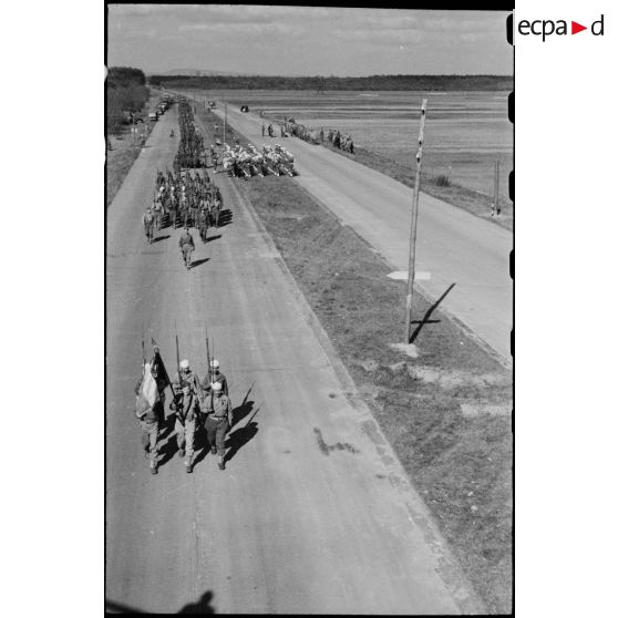 Vue en plongée sur le défilé des troupes à pied de la 2e division d'infanterie marocaine (2e DIM) au cours d'une prise d'armes sur une autoroute près de Karlsruhe.