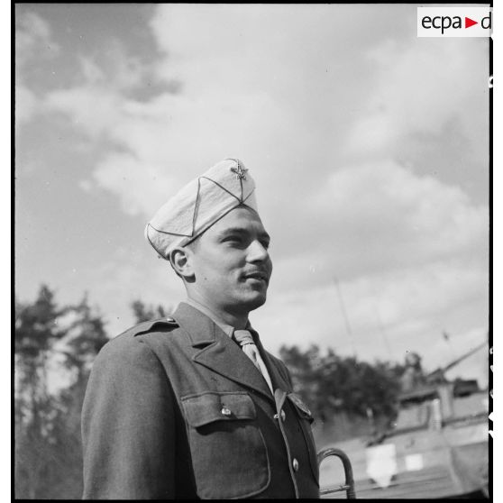 Musicien de la nouba du 4e régiment de tirailleurs marocains (4e RTM) au cours de la cérémonie présidée par le général de Gaulle sur une autoroute près de Karlsruhe.