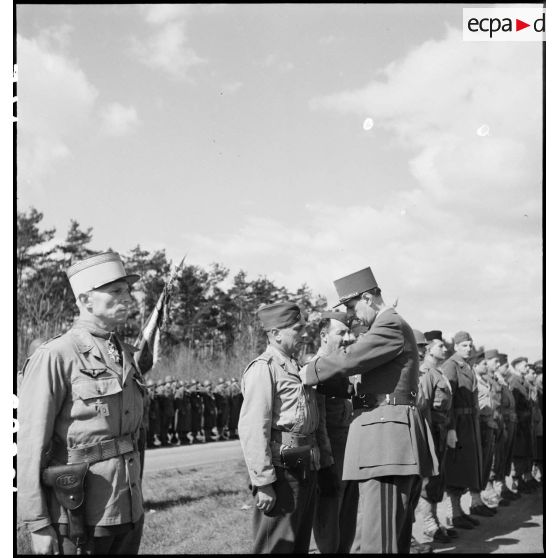 Remise de décorations par le général de Gaulle au cours d'une prise d'armes sur une autoroute près de Karlsruhe.