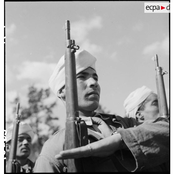 Lors de la prise d'armes sur une autoroute près de Karlsruhe, les tirailleurs de la 2e division d'infanterie marocaine (2e DIM) présentent les armes.