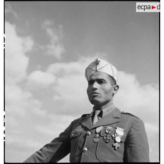 Portrait du tambour-major de la nouba du 4e régiment de tirailleurs marocains (4e RTM) au cours de la cérémonie présidée par le général de Gaulle sur une autoroute près de Karlsruhe.