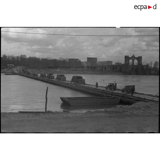 Un convoi emprunte le pont flottant monté sur le Rhin entre Ludwigshafen et Mannheim par le génie américain.