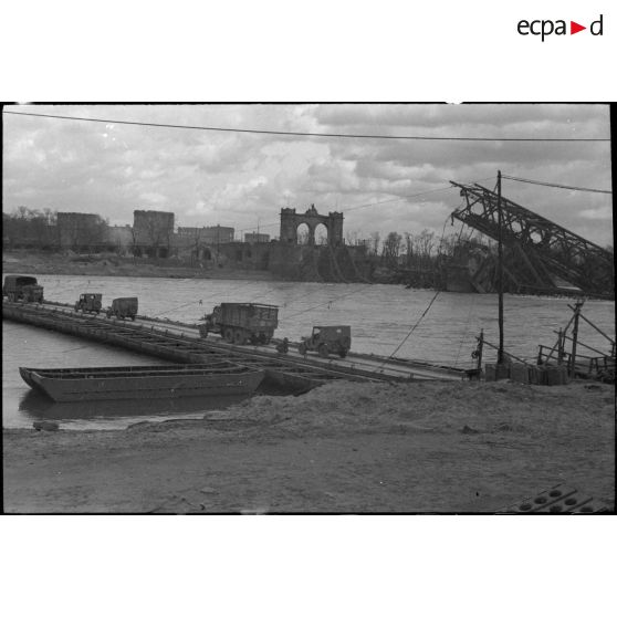 Un convoi emprunte le pont flottant monté sur le Rhin entre Ludwigshafen et Mannheim par le génie américain.