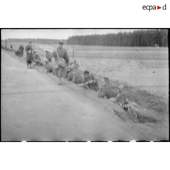 Soldats de la 1re armée française en repos le long d'une route.