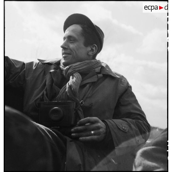 Portrait du photographe Claude Fromenti du service cinématographique de l'Armée (SCA).