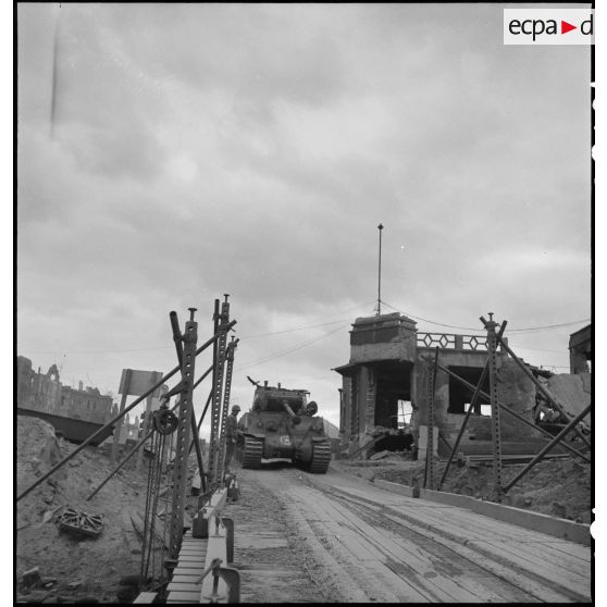 Colonne de chars Sherman M4 de la 1re armée française s'apprêtant à traverser le Rhin sur le pont flottant de Mannheim.