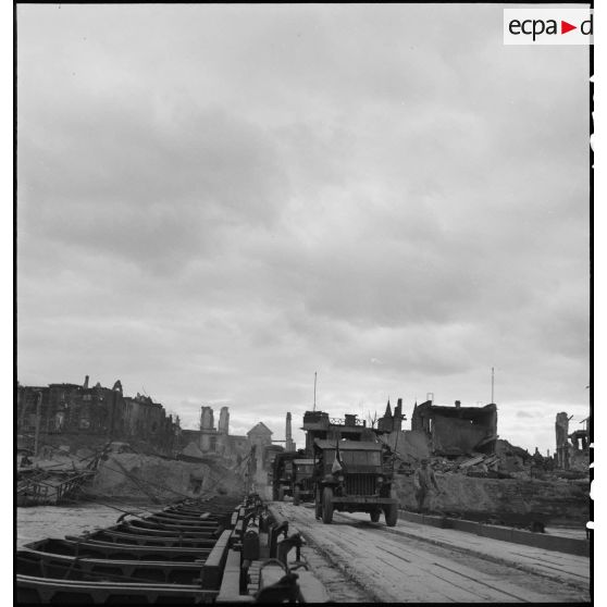 Un convoi de véhicules de la 1re armée française traverse le Rhin sur le pont flottant monté par le génie américain entre Mannheim et Ludwigshafen.