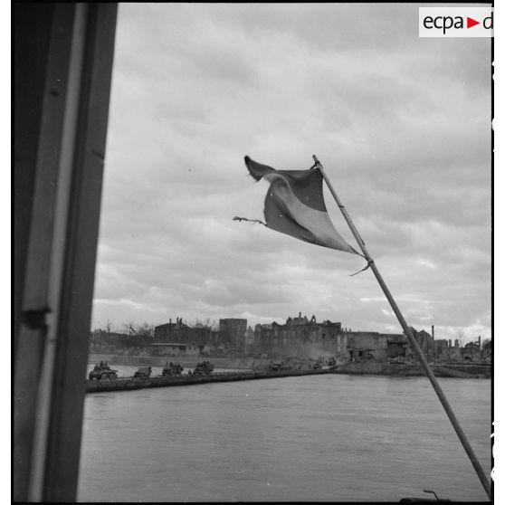 Un convoi de véhicules traverse le Rhin sur le pont flottant monté par le génie américain entre Mannheim et Ludwigshafen.