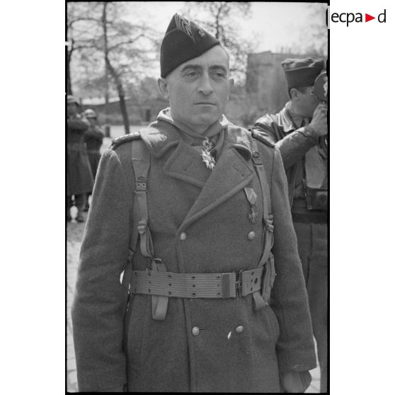 Portrait d'un colonel d'une unité de la 9e division d'infanterie coloniale (9e DIC) qui a reçu la cravate de commandeur de la Légion d'honneur lors d'une prise d'armes à Karlsruhe.