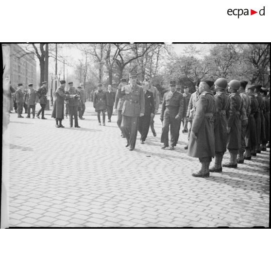 A l'issue de la remise de décorations, les autorités civiles et militaires saluent les décorés.