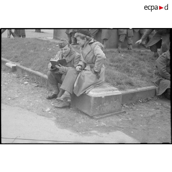 Un soldat de l'infanterie coloniale et une correspondante de guerre pendant la cérémonie présidée par le général de Gaulle à Karlsruhe.