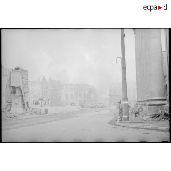 La place du Marché de Karlsruhe envahie par les fumées des combats.