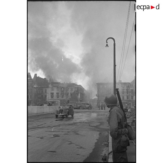 La place du Marché de Karlsruhe envahie par les fumées des combats.