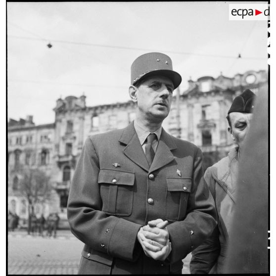 Le général de Gaulle pendant la prise d'armes qu'il préside à Karlsruhe.