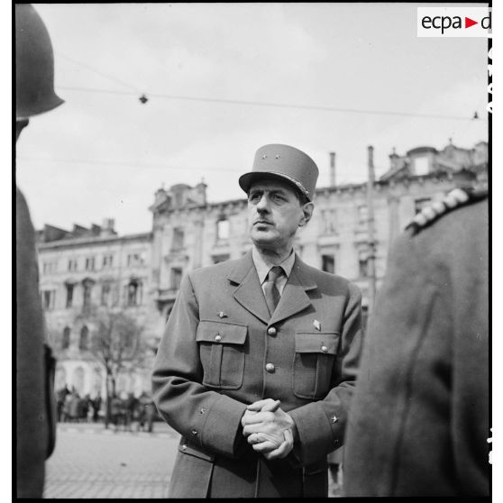 Le général de Gaulle pendant la prise d'armes qu'il préside à Karlsruhe.