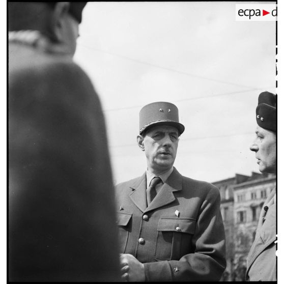 Le général de Gaulle pendant la prise d'armes qu'il préside à Karlsruhe.