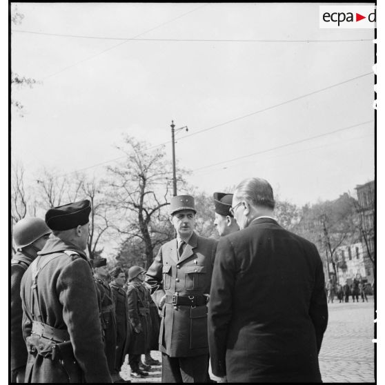 Le général de Gaulle s'entretient avec le général de brigade Jean Valluy, commandant la 9e division d'infanterie coloniale (9e DIC) à l'issue de la prise d'armes.