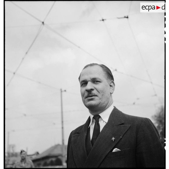 Portrait de Gaston Palewski, directeur de cabinet du général de Gaulle, au cours d'une prise d'armes à Karlsruhe.