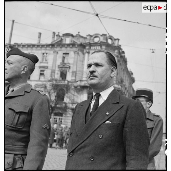 Portrait de Gaston Palewski, directeur de cabinet du général de Gaulle, au cours d'une prise d'armes à Karlsruhe.