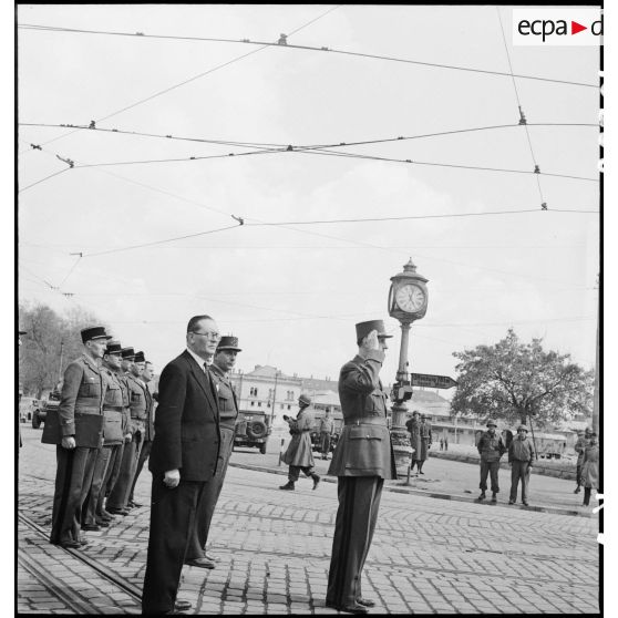 Au cours de la cérémonie à Karlsruhe, le général de Gaulle salue les troupes en présence.