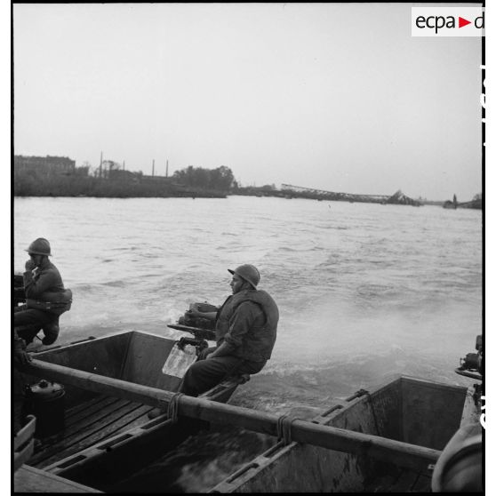 Des propulsistes du génie manoeuvrent des bateaux d'assaut M2 sur le Rhin à Kehl. Les embarcations arrimées entre elles forment une portière pour le transport de véhicules.