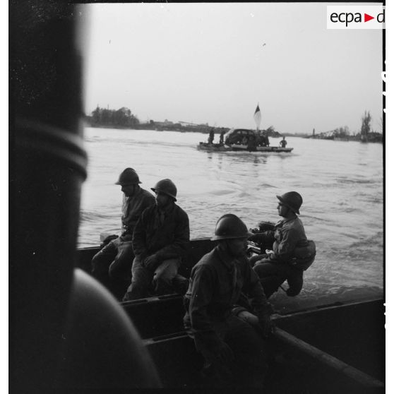 Des véhicules franchissent le Rhin sur des bateaux d'assaut M2 assemblés pour former une portière de transport et manoeuvrés par des équipages du génie.