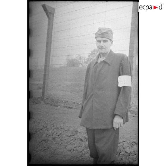 Portrait d'un déporté valide dans le camp de Vaihingen récemment libéré.