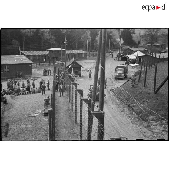 Vue d'ensemble sur l'entrée du camp de Vaihingen libéré.