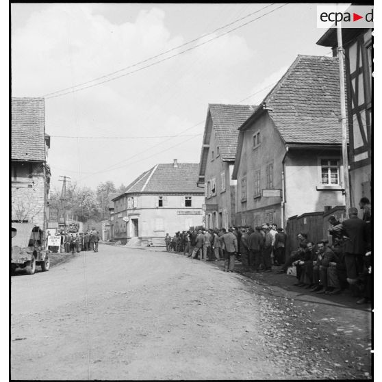 La population civile allemande de la commune de Wossingen est rassemblée par les troupes françaises pour être recensée.