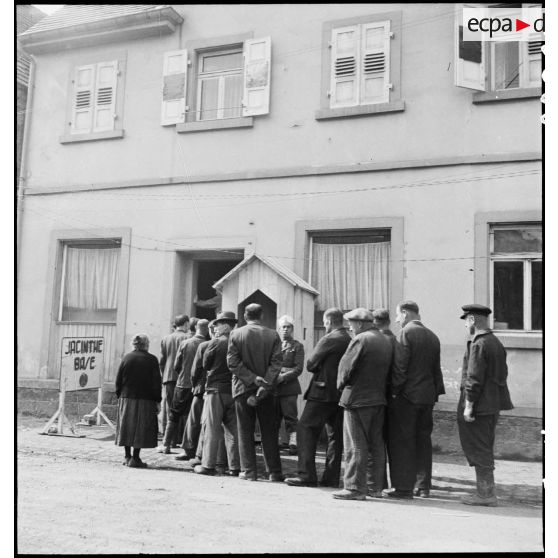 La population civile allemande de la commune de Wossingen est rassemblée par les troupes françaises pour être recensée.