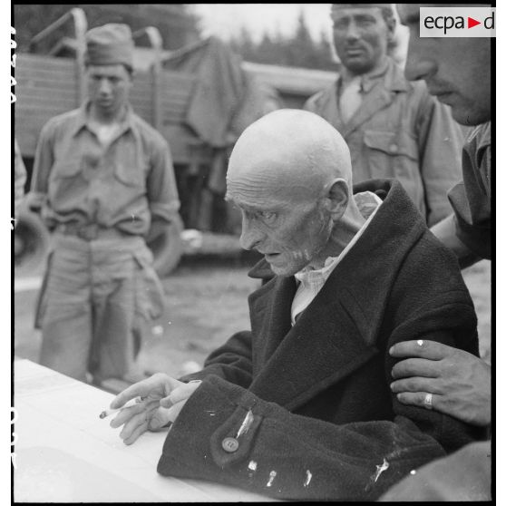 Recensement des déportés du camp de Vaihingen récemment libéré par des troupes françaises.