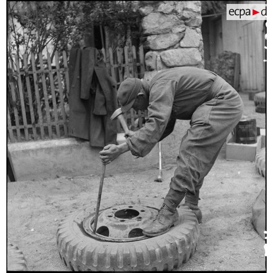 Démontage d'un pneu pour changement de la chambre à air au 3e escadron du 11e groupe d'escadrons de réparation divisionnaire (11e GERD).