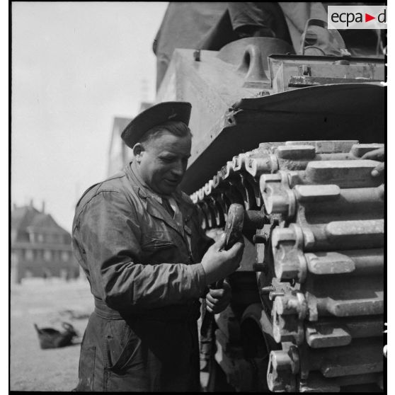 Intervention sur les galets d'une chenille d'un char Sherman M4 par des soldats du 11e GERD (11e groupe d'escadrons de réparation divisonnaire).