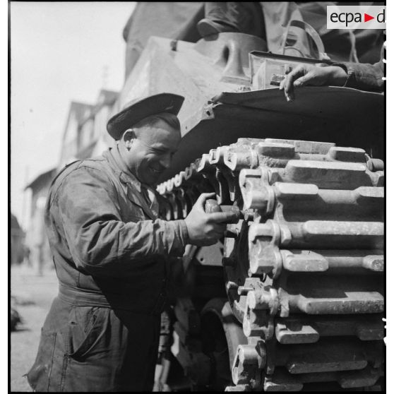 Intervention sur les galets d'une chenille d'un char Sherman M4 par des soldats du 11e GERD (11e groupe d'escadrons de réparation divisonnaire).