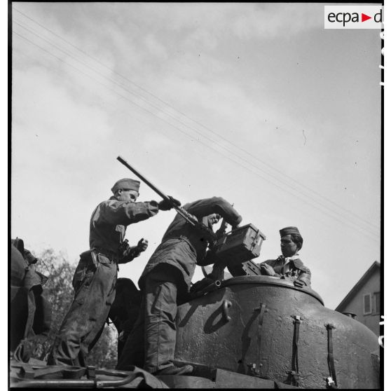 Maintenance sur une mitrailleuse 12,7 mm d'un blindé par des armuriers du 11e GERD (11e groupe d'escadrons de réparation divisonnaire).