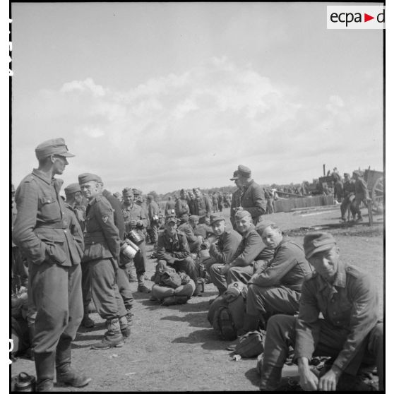 Camp de prisonniers de la Wehrmacht capturés lors des combats pour la libération de la poche de Lorient et de la capitulation de la garnison allemande.