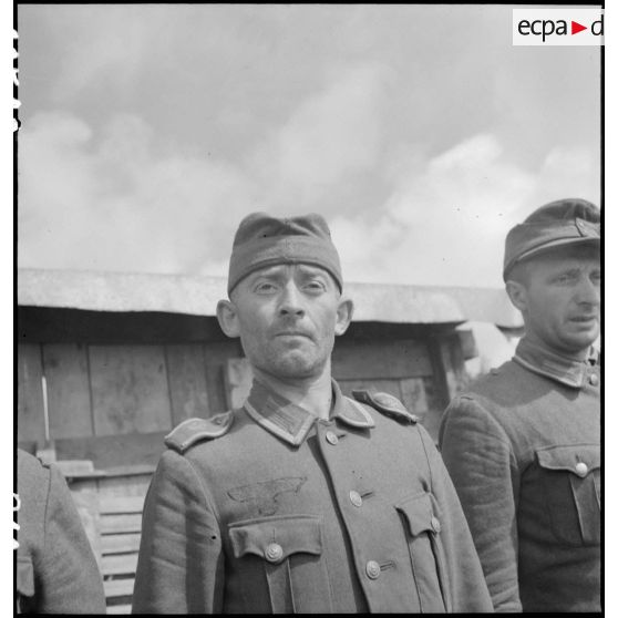 Soldats de la Wehrmacht capturés lors des combats pour la libération de la poche de Lorient et de la capitutation de la garnison allemande.