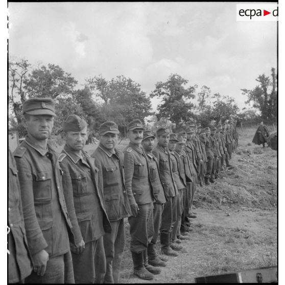 Soldats de la Wehrmacht capturés lors des combats pour la libération de la poche de Lorient et de la capitutation de la garnison allemande.