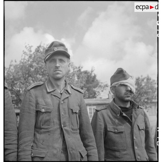 Soldats de la Wehrmacht capturés lors des combats pour la libération de la poche de Lorient et de la capitutation de la garnison allemande.