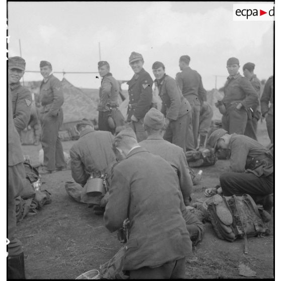 Camp de prisonniers de la Wehrmacht capturés lors des combats pour la libération de la poche de Lorient et de la capitulation de la garnison allemande.